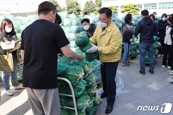 김산 무안군수와 공무원들이 22일 군청 광장에서 양배추 사주기 운동을 실시했다.© 뉴스1