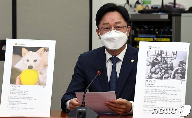 강병원 더불어민주당 최고위원이 22일 서울 여의도 국회에서 열린 최고위원회의에서 윤석열 국민의힘 대선 예비후보의 '전두환 옹호 사과' 관련 발언을 하고 있다. © News1 구윤성 기자