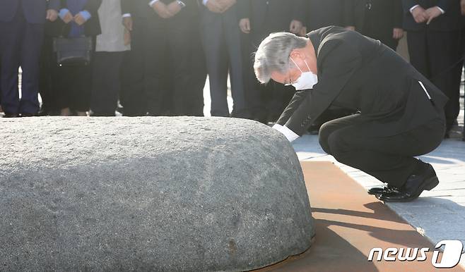 이재명 더불어민주당 대선 후보가 22일 오후 경남 김해시 봉하마을 故노무현 전 대통령 묘역을 찾아 너럭바위를 어루만지고 있다. 2021.10.22/뉴스1 © News1 여주연 기자
