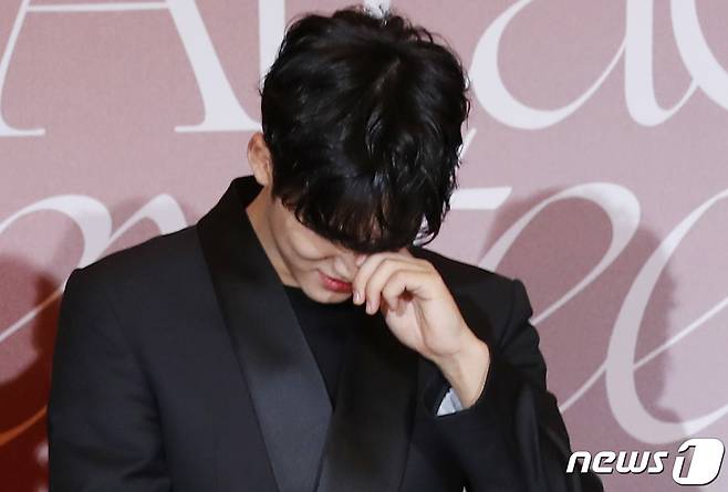 민규가 22일 오전 서울 영등포구 콘래드호텔에서 열린 미니 9집 '아타카(Attacca)‘ 발매기념 글로벌 기자간담회에 참석해 '빌보드 200 1위' 를 상상하며 포즈를 취하고 있다. © News1 권현진 기자