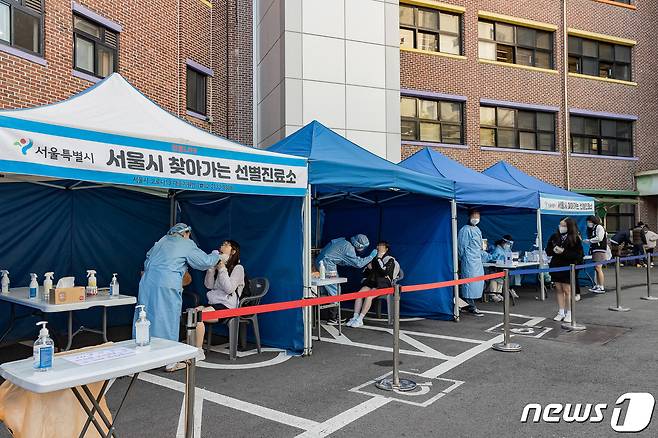 2022학년도 대학수학능력시험을 앞두고 선별진료소 운영을 희망한 건대부속고등학교에 설치된 ‘서울시 찾아가는 선별진료소’에서 학생들과 교직원 등이 검체 검사를 받고 있다. (광진구 제공) 2021.10.20/뉴스1