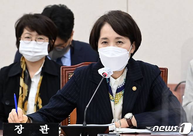 유은혜 사회부총리 겸 교육부 장관이 21일 서울 여의도 국회에서 열린 교육위원회의 교육부와 소속·공공·유관기관 등에 대한 국정감사에서 의원들의 질문에 답하고 있다. 2021.10.21/뉴스1 © News1 구윤성 기자