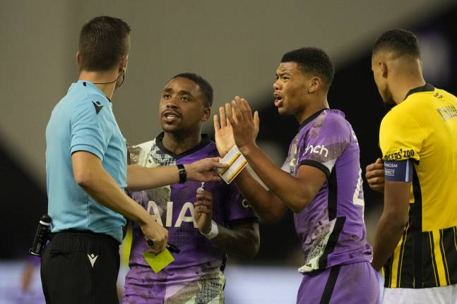 토트넘 선수들이 22일 오전(한국시간) 네덜란드 겔덜란트주 아른험에서 열린 2021~2022시즌 유럽축구연맹(UEFA) 유로파 콘퍼런스리그(UECL) 조별리그 G조 3차전 피터세와 원정 경기에서 주심에게 항의하고 있다. 아른험 | AP연합뉴스