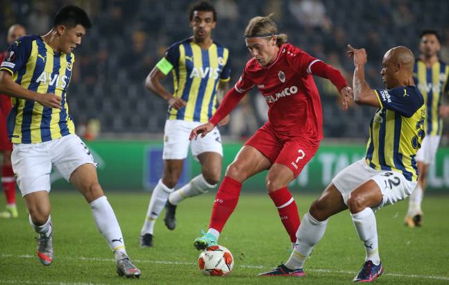 페네르바체 김민재(왼쪽)가 22일(한국시간) 터키 이스탄불에서 열린 2021~2022시즌 UEFA 유로파리그 조별리그 D조 3차전 로열 앤트워프와 홈경기에서 상대 공격을 제어하고 있다. 이스탄불 | EPA연합뉴스