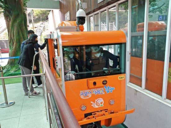 최승준 정선군수 모노레일에 탑승하고있다.