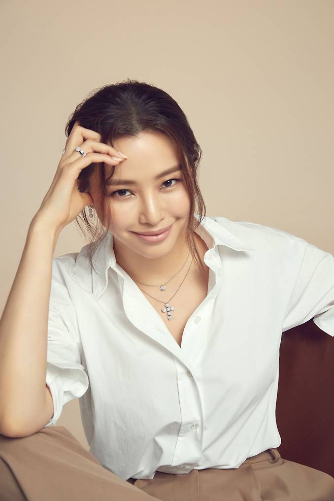 드라마 '원더우먼' 주인공으로 맹활약하고 있는 이하늬. 이탈리아 주얼리브랜드 '다미아니'의 앰버서더로 발탁됐다. /다미아니