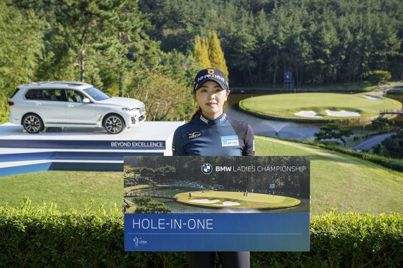 22일 부산 기장군 LPGA 인터내셔널 부산에서 열린 LPGA투어 BMW레이디스 챔피언십 2라운드 6번홀에서 행운의 홀인원을 기록한 이가영. /사진=대회조직위