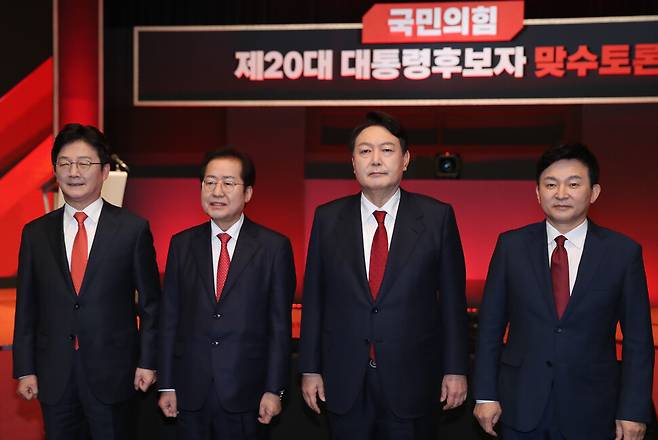 국민의힘 대선 경선에 출마한 유승민(왼쪽부터), 홍준표, 윤석열, 원희룡 후보가 22일 오후 서울 마포구 <와이티엔>(YTN) 뉴스퀘어에서 열린 국민의힘 대선 경선 제6차 토론회 2차 맞수토론에 앞서 포즈를 취하고 있다. 연합뉴스