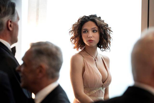 미스터리한 여인 엘레나는 그레이스 앞에 문득 나타났다가 갑작스레 살해당한다. 웨이브 제공