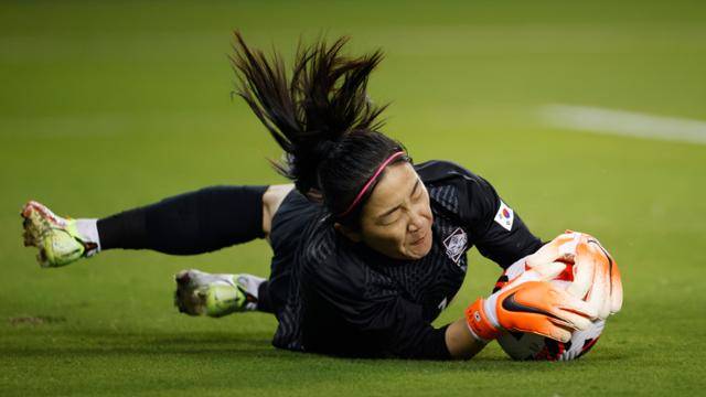 여자축구 대표팀의 골키퍼 윤영글이 22일 미국 캔자스주 캔자스시티의 칠드런스 머시 파크에서 열린 미국과의 평가전에서 상대의 슛을 막아내고 있다. 캔자스시티 AP=연합뉴스