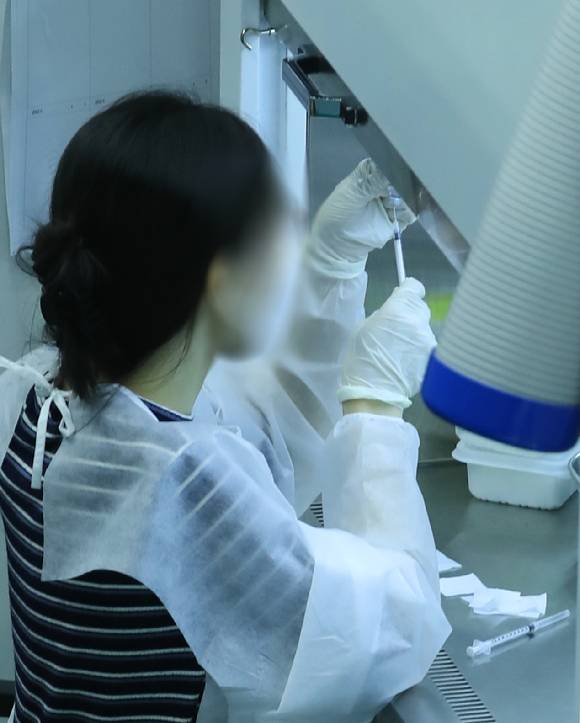 신종 코로나바이러스 감염증(코로나19) 화이자 백신 접종을 준비하는 의료진 [사진=뉴시스]