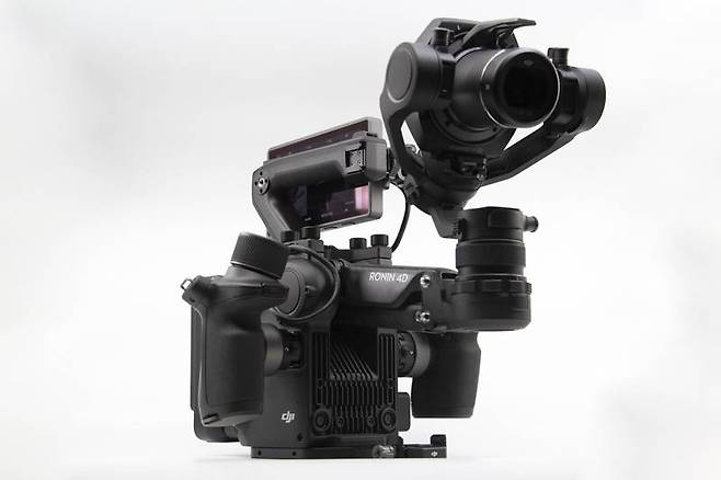 짐벌의 Z축을 전개하고 렌즈를 장착한 예시. 출처=IT동아