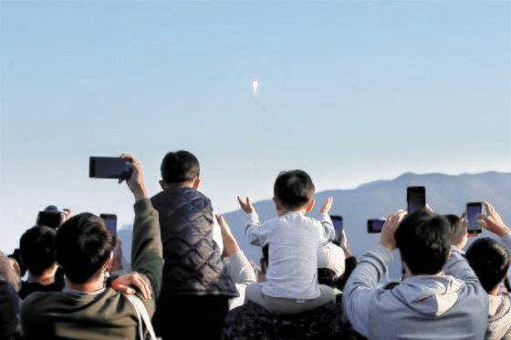 21일 전남 고흥군 봉남등대 전망대에 모인 시민들이 한국형 발사체 누리호(KSLV-2)가 발사돼 우주로 향하는 모습을 지켜보고 있다. [연합뉴스]