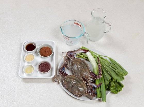 꽃게아욱국 재료. 사진 송미성, 스타일링 스튜디오로쏘