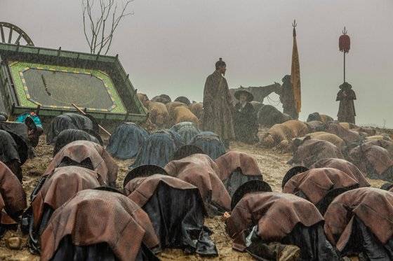 영화 '천문: 하늘에 묻는다'에서 장영실이 만든 가마가 무너진 장면. [사진 네이버 영화]