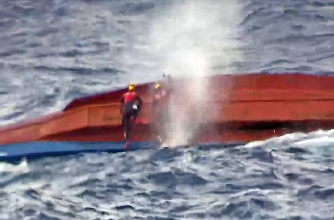 21일 오전 독도 북동쪽 약 168㎞ 공해상에서 전복된 민간 어선에서 해경이 구조자 수색에 나서고 있다. 해경은 수색 이틀째인 이날 오전 중국인 선원 2명을 구조했다. 선체 내부에서는 1명이 숨진 채 발견됐다. [사진 동해지방해양경찰청]