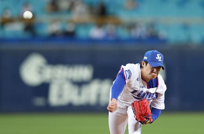 프로야구 삼성 선발투수 원태인이 22일 KT전에서 역투하고 있다. [연합뉴스]