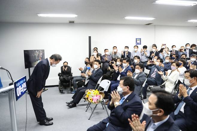 더불어민주당 이낙연 전 대표가 지난 14일 서울 여의도 대산빌딩에서 열린 이낙연 필연캠프 해단식에서 참석자들에게 인사하고 있다. ｜이낙연 캠프 제공
