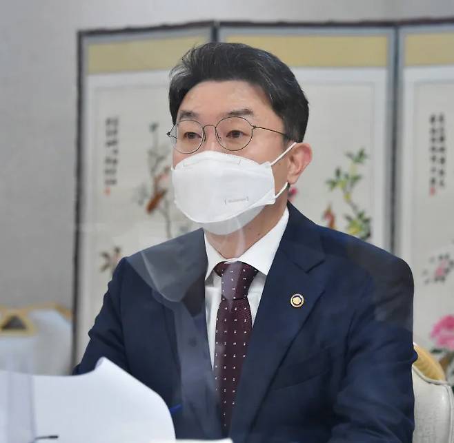 이억원 기획재정부 차관이 22일 정부서울청사에서 열린 ‘제36차 혁신성장 전략점검회의 겸 코로나 정책점검회의 겸 한국판뉴딜 점검 TF 겸 제31차 물가관계차관회의’에서 모두발언을 하고 있다. 기획재정부 제공