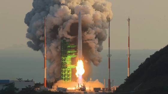 A three-stage, liquid-fueled KSLV-2 rocket lifts off from the Naro Space Center in Goheung County, South Jeolla, at 5 p.m. on Thursday. [YONHAP]