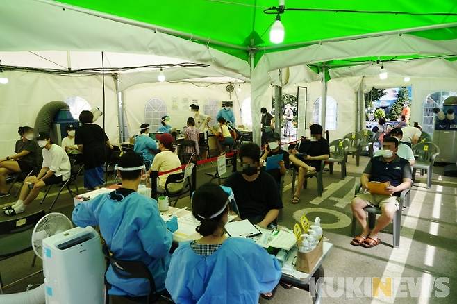 서울 서대문보건소 선별진료소를 찾은 시민들이 코로나19 검사를 위해 대기하고 있다.&nbsp; &nbsp;사진=박효상 기자