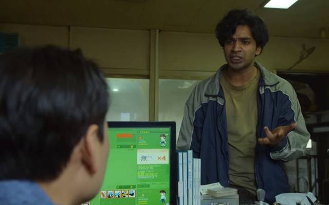 오징어게임 제2화 '지옥'편에서 외국인노동자 알리가 사장에게 찾아가 일하다 잘린 손가락을 내밀며 밀린 월급과 치료비를 지급해 달라고 호소하고 있다. 넷플릭스 화면 캡처