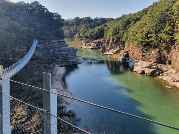 철원 한탄강 순담계곡 절벽에 설치된 주상절리길이 다음 달 19일 개방된다. 한탄강 주상절리길 전경.