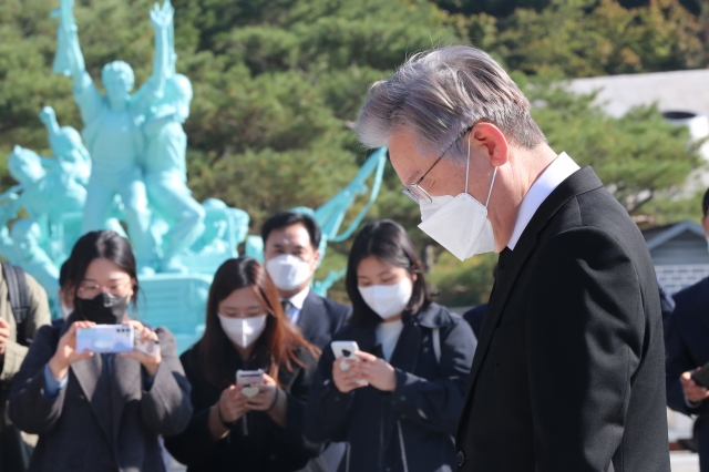이재명 더불어민주당 대선 후보가 22일 오전 광주 국립 5·18 민주묘지를 참배하고 있다. 연합뉴스