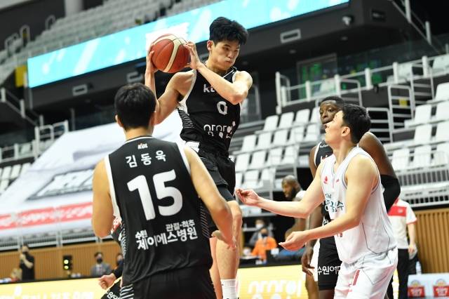 수원 KT 하윤기가 18일 수원KT아레나에서 열린 고양 오리온과의 정규리그 홈경기에서 리바운드를 잡아내고 있다. 한국농구연맹 제공
