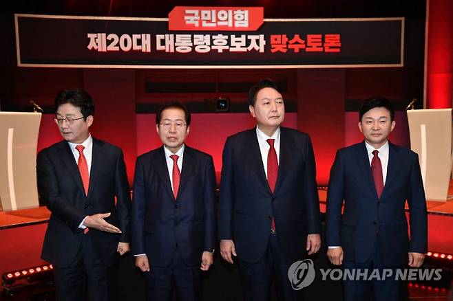 국민의힘 제20대 대통령후보자 맞수토론에 출연한 4명의 예비후보. 왼쪽부터 유승민 전 국민의힘 의원, 홍준표 국민의힘 의원, 윤석열 전 검찰총장, 원희룡 전 제주도지사. [사진 출처 = 연합뉴스]