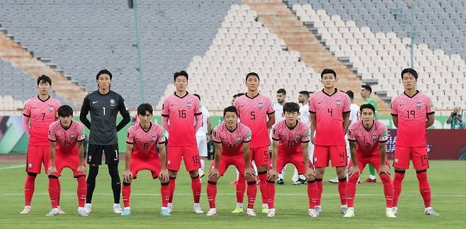한국 축구대표팀이 다음달 11일 열리는 2022 카타르월드컵 아시아지역 최종예선 A조 홈 경기를 경기 고양에서 치르게 됐다. 사진은 지난 12일 A조 4차전 이란과의 경기에 앞서 기념촬영을 하고 있는 대표팀. /사진= 뉴스1