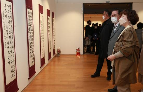 '제7회 안중근 의사 유묵서예대전' 수상작 전시회에 참석한 내빈들이 작품을 감상하고 있다.[대구가톨릭대 제공]