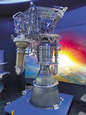 2021 아덱스에 한화에어로스페이스가 전시한 75t엔진. 실제 누리호 발사 실험에 활용한 엔진이 전시됐다. [한화 에어로스페이스 제공]