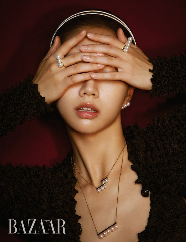 Actress Hyeri, who is from Girls Day, has been released.Hyeri recently filmed a photo shoot with Harpers Bazaar Korea under the theme of Midnight Dream.This photo, which reenacts the romantic holiday night, contains the fascination beauty of Hyeri that I have never seen before.Hyeri, who transformed into a party queen that fits the concept, overwhelmed the staff by perfecting every cut bold look and jewelery.Especially Hyeris fascinational eyes and poses emitted in front of the view finder are the points of view of the picture.Hyeris new charm is filled with full-fledged pictures can be enjoyed in the November issue of Harpers Bazaar Korea.
