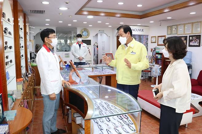 김재종 충북 옥천군수(오른쪽 두번째)가 22일 코로나19 장기화로 어려움을 겪는 청년 창업 소상공인 점포를 찾아 애로사항을 듣고 있다.2021.10.22.kipoi@newsis.com *재판매 및 DB 금지