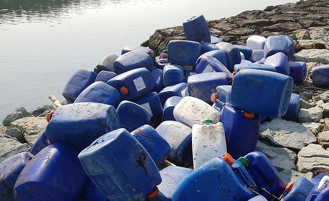 [부산=뉴시스] 김이 묻어 있는 폐염산 통. (사진=남해해경청 제공) *재판매 및 DB 금지