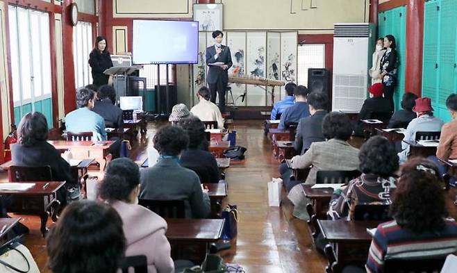 [청주=뉴시스] 강신욱 기자 = 청주문화원 역사토크콘서트가 다음 달 2일 청주향교 명륜당에서 열린다. 사진은 지난해 행사 모습. (사진=청주문화원 제공) 2021.10.22. photo@newsis.com *재판매 및 DB 금지