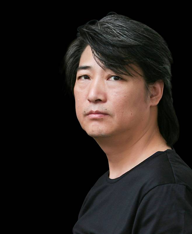 [부산=뉴시스] 이정웅 화백 (사진=해운대 영무파라드 제공) *재판매 및 DB 금지