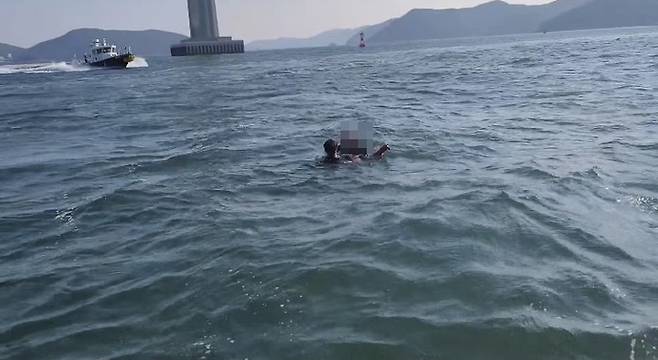 [창원=뉴시스] 강경국 기자 = 경남 창원해양경찰서 구조대원들이 22일 오후 경남 창원시 마창대교 해상에서 침몰한 선박의 선장을 구조하고 있다. (사진=창원해경 제공). 2021.10.22. photo@newsis.com *재판매 및 DB 금지