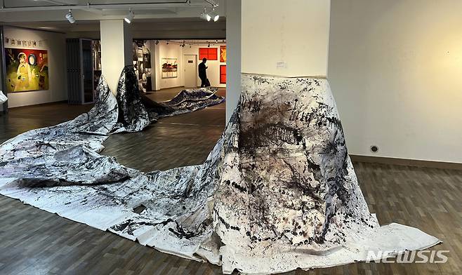 [광주=뉴시스] 무등갤러리는 오는 27일까지 청년 12명이 현대사회의 모습을 각자의 시선으로 해석한 작품을 전시한다고 22일 밝혔다. (사진=무등갤러리 제공). photo@newsis.com *재판매 및 DB 금지