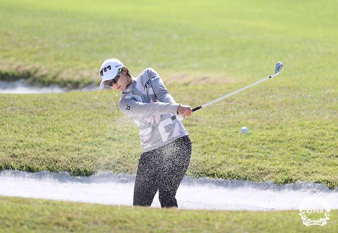 [서울=뉴시스]22일 부산 기장 LPGA 인터내셔널 부산에서 열린 BMW 레이디스 챔피언십 2라운드 8번홀에서 안나린이 벙커샷을 하고 있다. (사진=KLPGA 제공) 2021.10.22. photo@newsis.com *재판매 및 DB 금지