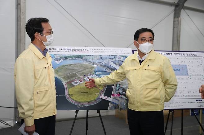 [창원=뉴시스] 강경국 기자 = 허성무 경남 창원시장이 22일 대한민국 도시재생산업박람회와 마산국화축제 현장을 점검하고 있다. (사진=창원시청 제공). 2021.10.22. photo@newsis.com *재판매 및 DB 금지