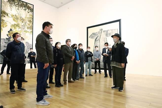 경주시의회 의원단이 솔거미술관에서 박대성 화백에게 작품에 대한 설명을 듣고 있다. 경주엑스포대공원 제공