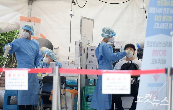 코로나19 선별진료소에서 시민들이 검사를 받기 위해 줄 서고 있다. 이한형 기자