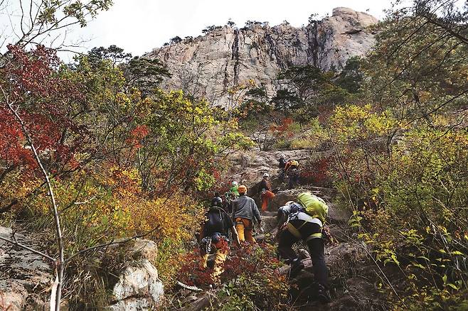 미륵장군봉을 향해 올라가고 있는 클라이머. 사진은 기사와 관계없음.