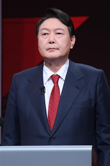 토론 앞둔 윤석열 - 윤석열 국민의힘 대선 예비후보가 22일 오후 서울 마포구 상암동 YTN에서 대선 경선 6차 토론회를 앞두고 리허설을 하고 있다. 2021.10.22 국회 사진취재단