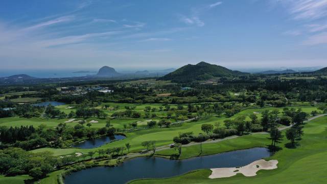 핀크스 골프클럽은 ‘제주 속 제주’인 산방산이 가장 잘 보이는 골프장이다.