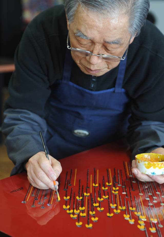 작업중인 옻칠회화 1세대 작가 김성수 /사진제공=통영옻칠미술관