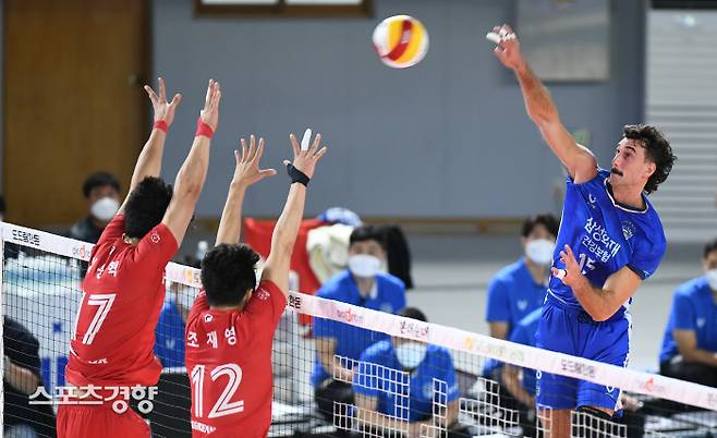 삼성화재 러셀(오른쪽)이 22일 대전 충무체육관에서 열린 대한항공과의 경기에서 상대 블로커를 앞에 두고 강타를 날리고 있다. 프로배구연맹 제공