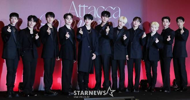 그룹 세븐틴이 22일 오전 서울 영등포구 여의도 콘래드 호텔에서 진행된 미니 9집 'Attacca'(아타카) 발매 기념 쇼케이스에 참석해 포즈를 취하고 있다.  미니 9집 'Attacca'는 하나의 악장 끝에서 다음 악장이 이어질 때 '중단 없이 계속 연주하라'라는 용어로, 2021 프로젝트 "Power of 'Love'"의 세 번째 사랑의 형태다. 타이틀곡 'Rock with you'를 포함해 '소용돌이', 'Crush'(크러쉬), 'PANG!'(팡!), '매일 그대라서 행복하다', '그리워하는 것까지', '2 MINUS 1'(투 마이너스 원) 총 7곡이 수록돼 있다. 2021.10.22 /사진=김창현 기자 chmt@